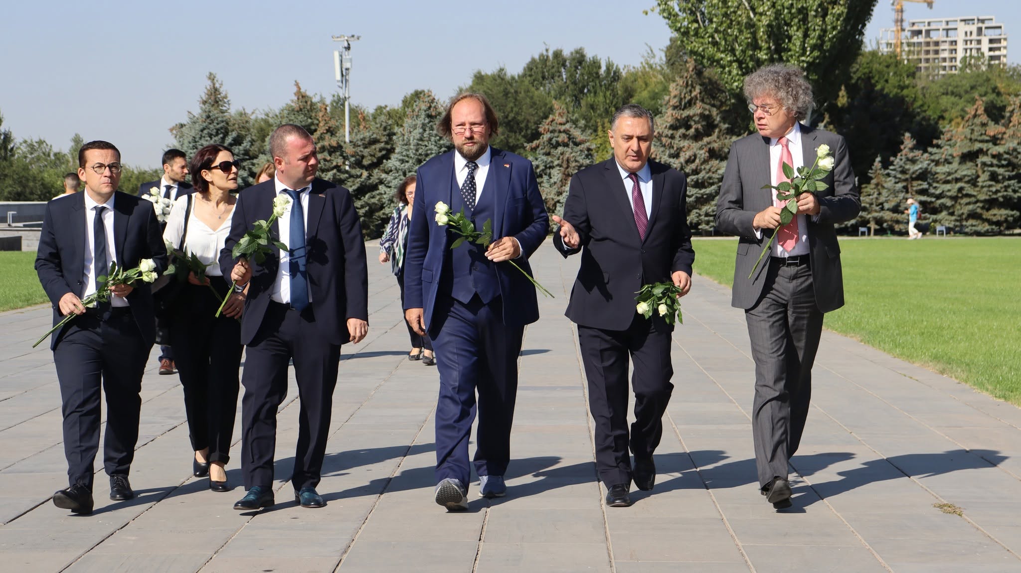 Գերմանիայի Բունդեսթագի ԵՄ հարցերով հանձնաժողովի նախագահն այցելել է Հայոց ցեղասպանության հուշահամալիր
