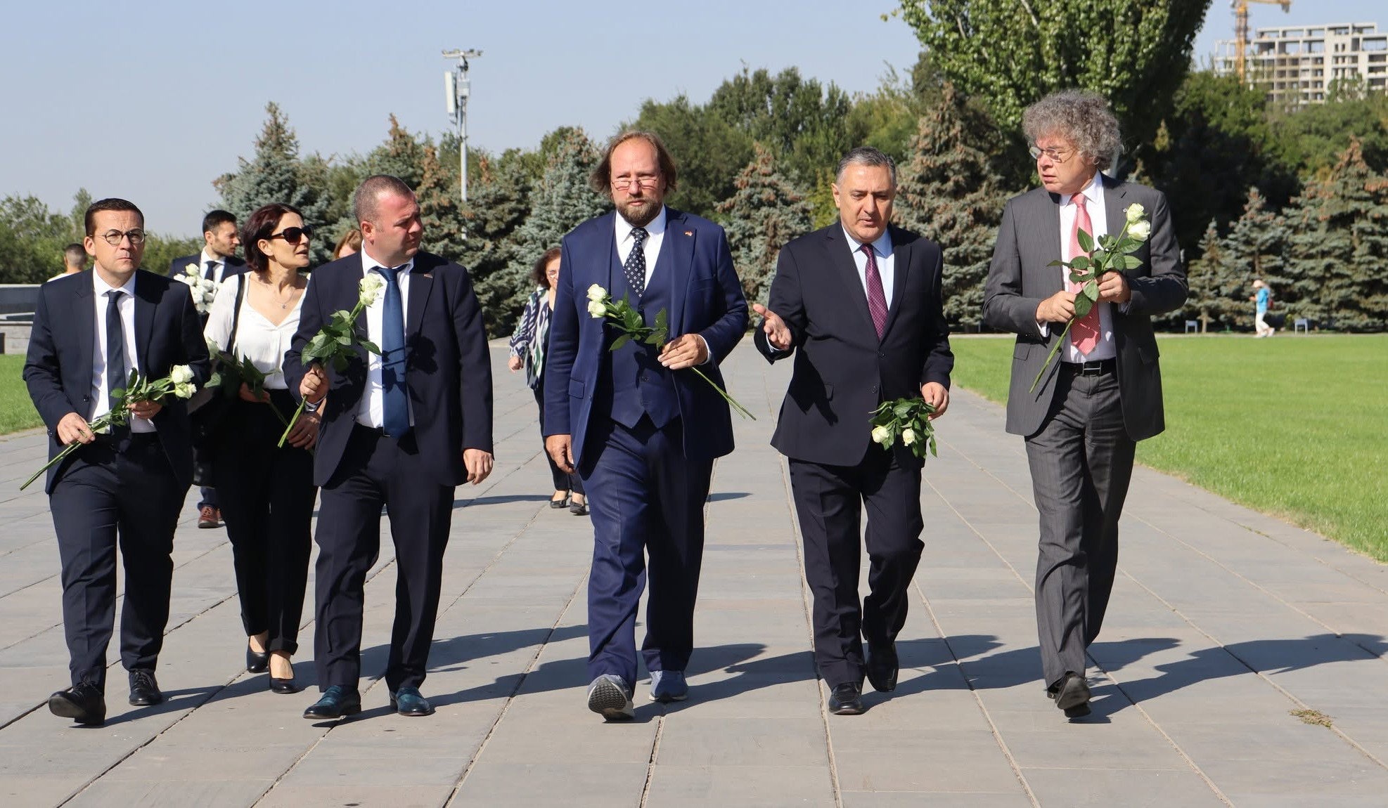 Գերմանիայի Բունդեսթագի ԵՄ հարցերով հանձնաժողովի նախագահն այցելել է Հայոց ցեղասպանության հուշահամալիր