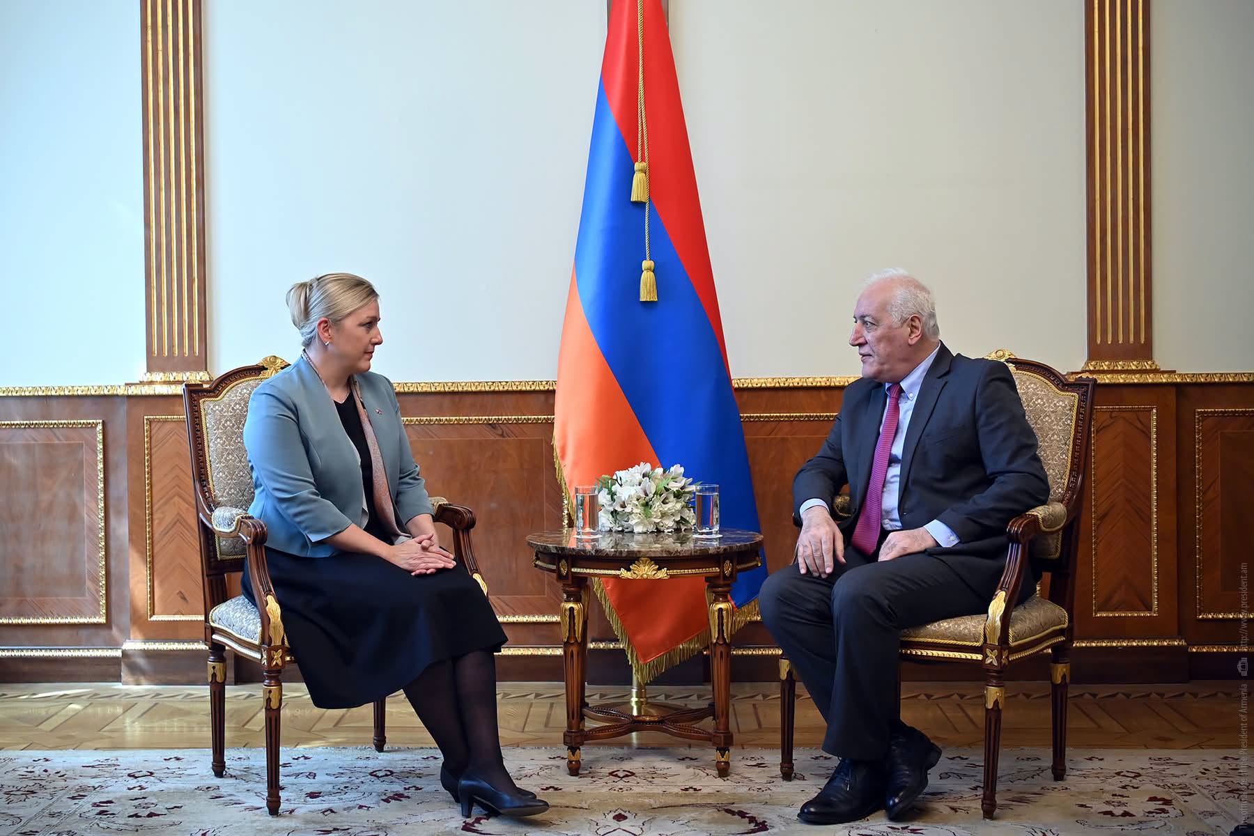 Vahagn Xaçaturyan və İsveçrə səfiri ikitərəfli əməkdaşlıq gündəliyini müzakirə ediblər