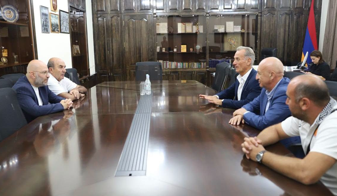 40 տարի՝ ռեկորդի հետ․ Դավիթ Առուշանյանը հանդիպել է լեգենդար Ռոբերտ Էմիյանի հետ
