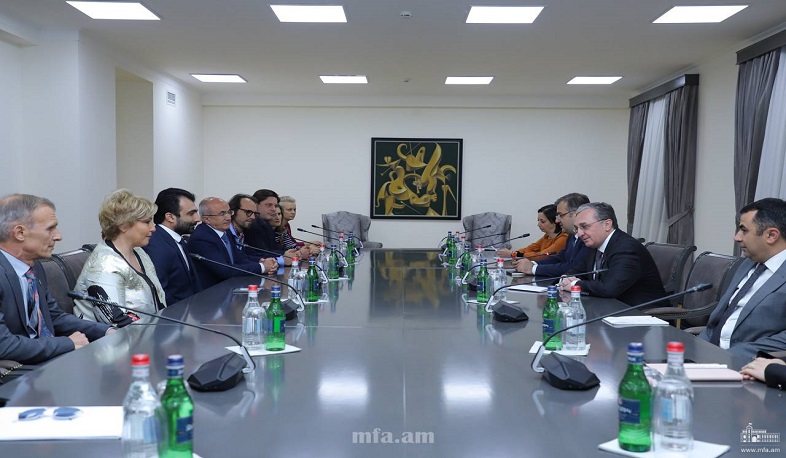 Զոհրաբ Մնացականյանն ընդունել է «Դրախտի դարպասը» ֆիլմի անձնակազմին