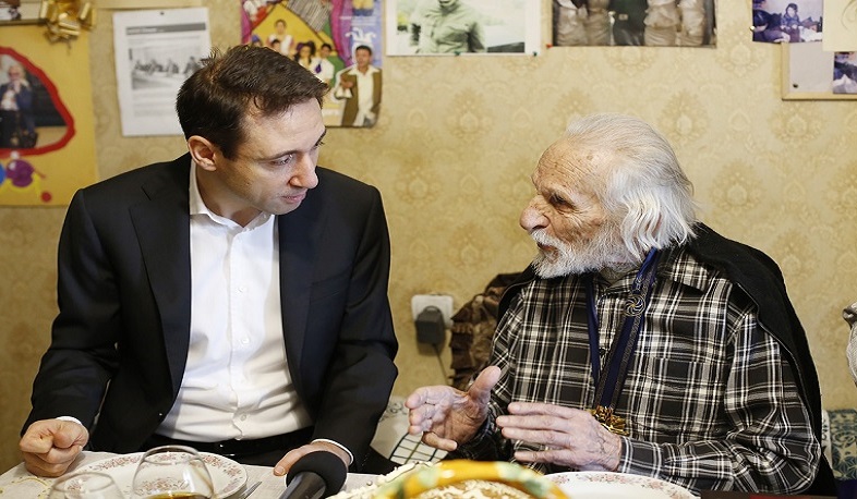 Հայկ Մարությանը Երվանդ Մանարյանին է հանձնել Երևանի պատվավոր քաղաքացու հավաստագիրը