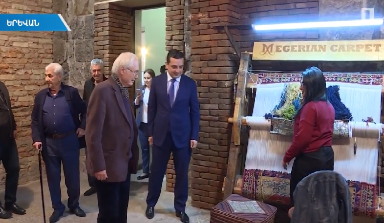 Զինհաշմանդամ ու պրոֆեսոր, աշակերտ ու կոմպոզիտոր՝ գորգ են գործում