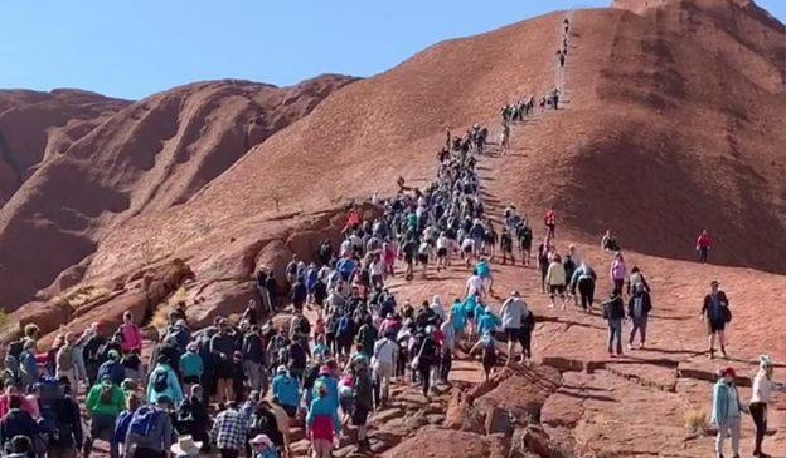 Ավստրալիայում զբոսաշրջիկների հերթ է՝ Ուլուրու սուրբ լեռը բարձրանալու համար