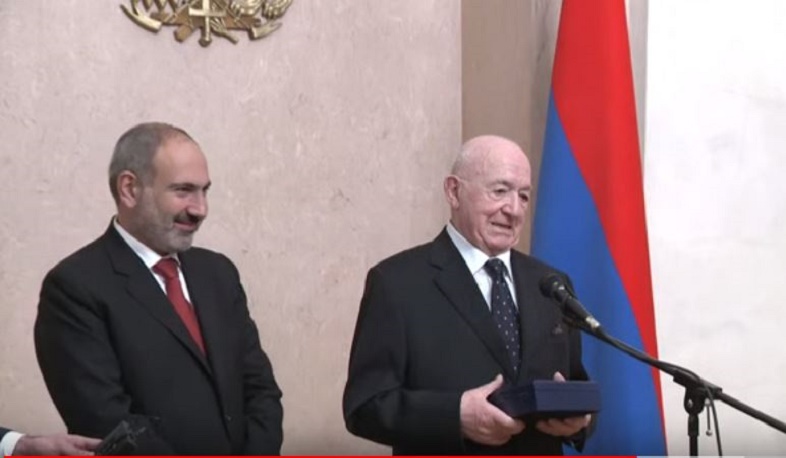 Վարչապետը պարգևատրել է «Արարատ-73»-ի գլխավոր մարզիչ  Նիկիտա Սիմոնյանին