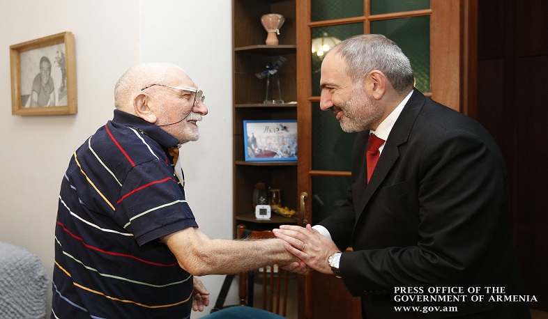 Վարչապետն այցելել է անվանի դերասան Արմեն Ջիգարխանյանին