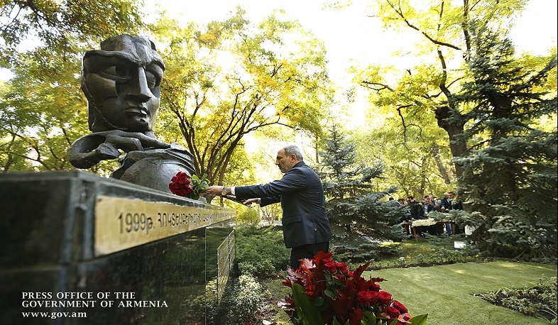 Նիկոլ Փաշինյանը հարգանքի տուրք  մատուցեց Հոկտեմբերի 27-ի զոհերի հիշատակին
