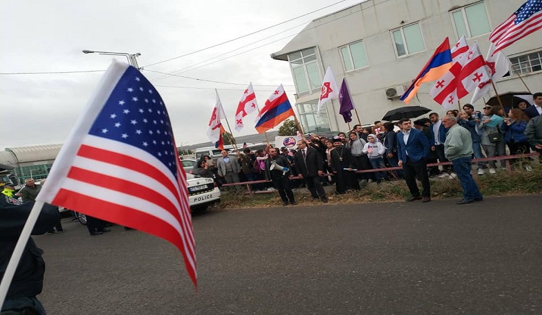 Երախտագիտության ակցիա Թբիլիսիում ԱՄՆ դեսպանատան մոտ