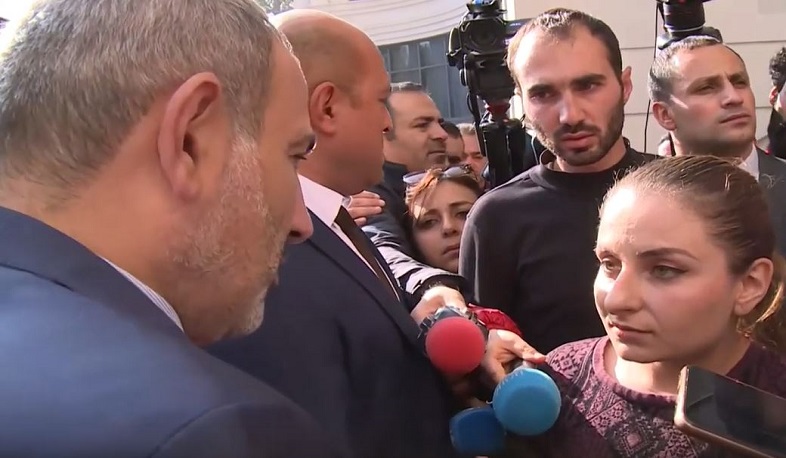 Վարչապետը հանդիպեց Արայիկ Հարությունյանի հրաժարականը պահանջող երիտասարդների հետ