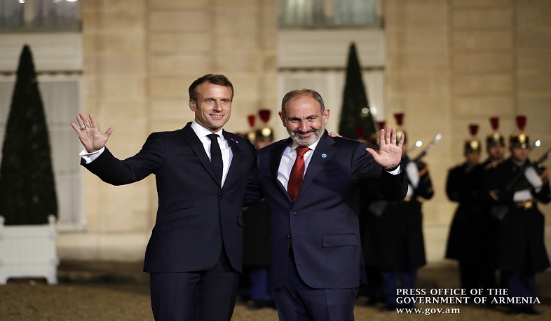 Մակրոնի անունից տրված պետական ճաշը եզրափակվել է Շառլ Ազնավուրի ստեղծագործությամբ