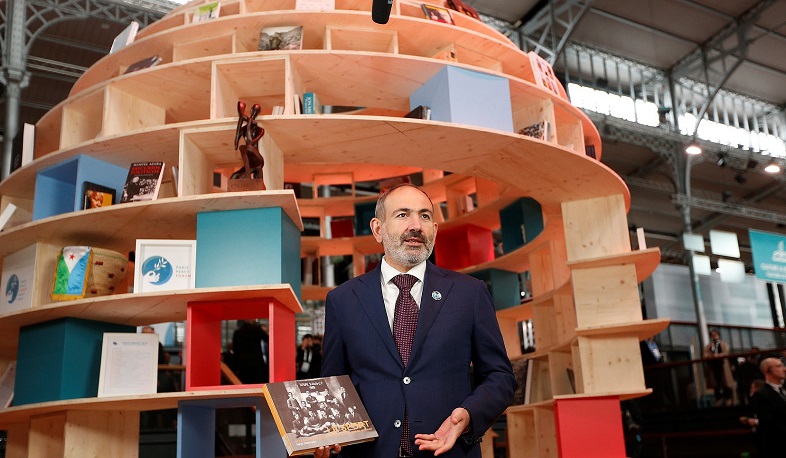 Վարչապետը Փարիզի խաղաղության համաժողովի գրադարանին նվեր է հանձնել