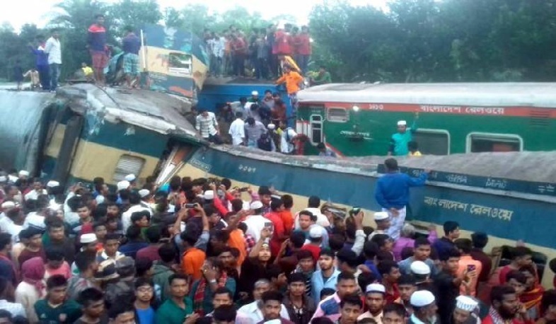 Հնդկաստանում գնացքներ են բախվել