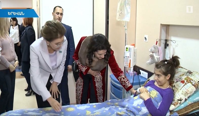 Աննա Հակոբյանն ու Դարիգա Նազարբաևան այցելել են քաղցկեղով հիվանդ երեխաներին