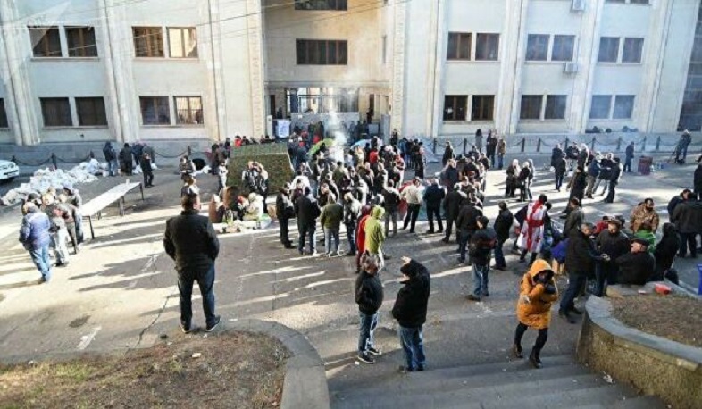 Թբիլիսիում խորհրդարանի շենքի հարևանությամբ իրադրությունը լարված է