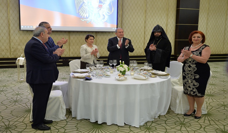 Նախագահ Արմեն Սարգսյանը հանդիպել է Կատարի հայ համայնքի հետ