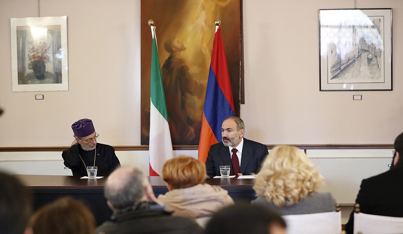 Վարչապետը Սուրբ Ղազար կղզում հանդիպել է Մխիթարյան միաբանության վանահայրերի և հայ համայնքի հետ