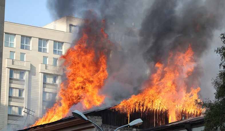 Աբովյան 10 հասցեում գտնվող ռեստորանի տանիքում խոշոր հրդեհ է բռնկվել