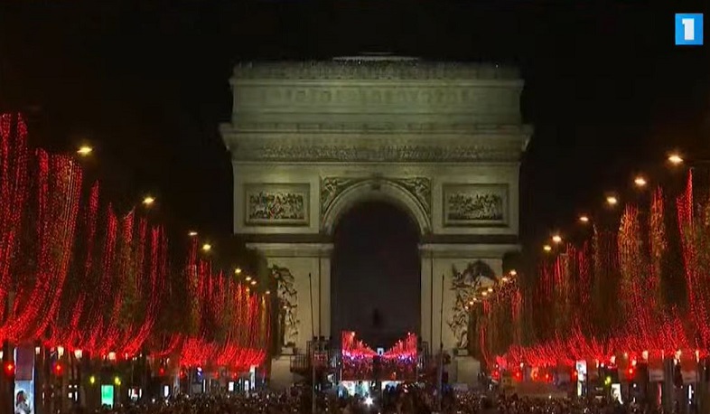 Փարիզում վառվել են Ամանորի լույսերը