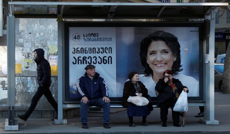 Թբիլիսիում ցույցն ավարտվեց տհաճ միջադեպով. ցուցարարները սուլեցին նախագահ Զուրաբիշվիլիի հետևից