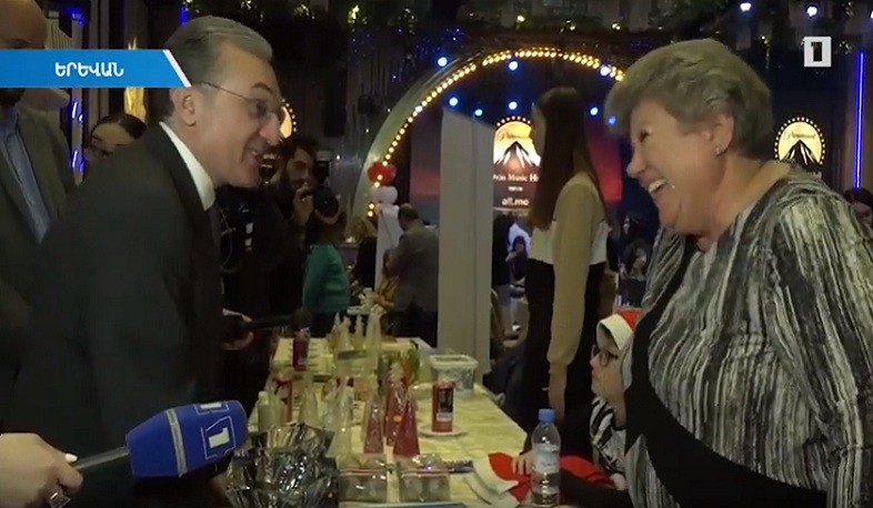 Ամանորյա բարեգործական ցուցահանդես-վաճառքի տաղավարներով շրջել է նաև ՀՀ արտգործնախարարը