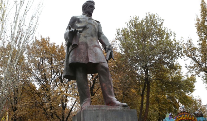 Աչքի ընկնելու անհաջող փորձ է. Ալեն Սիմոնյանը՝ Գրիբոյեդովի արձանը ներկելու մասին