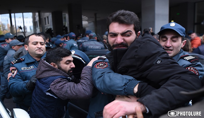 ԿԳՄՍ նախարարության մոտից ոստիկանությունը բերման է ենթարկել 24 անձի