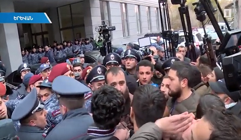 Ոստիկանական ուժերը բացեցին փողոցը. բողոք ԿԳՄՍ-ի դիմաց