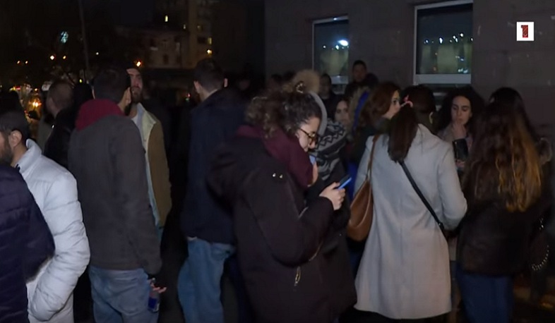 Ակցիա իրականացնող ուսանողները ՀՀ ոստիկանության Երևան քաղաքի վարչության Կենտրոնի բաժնի դիմաց են