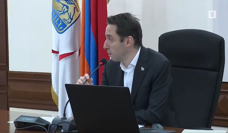 Ավագանու նիստում Հայկ Մարությանին փողկապ են նվիրել