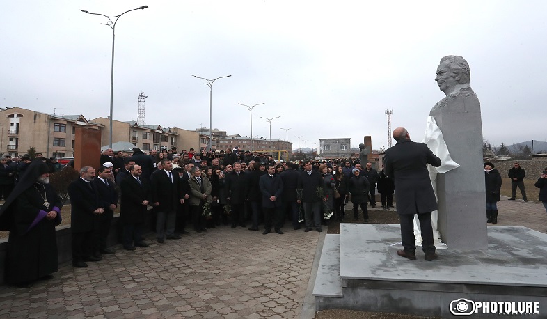 Նիկոլ Փաշինյանը Սպիտակում մասնակցել է Քըրք Քըրքորյանի կիսանդրիի բացմանը