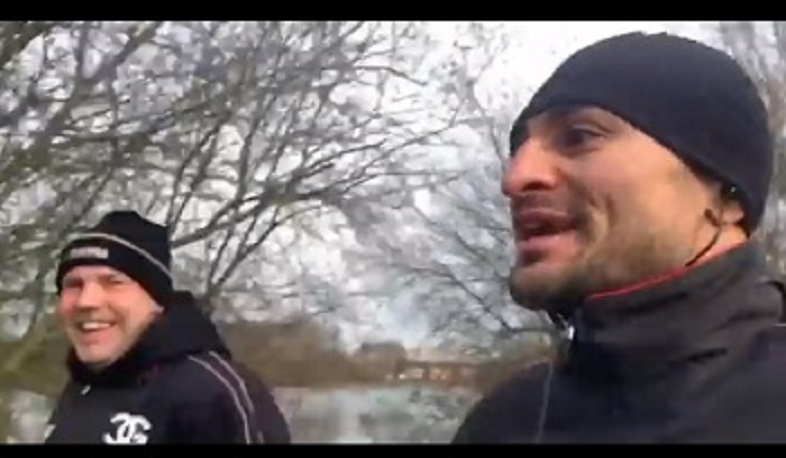 Всем բարև. բռնցքամարտի անգլիացի մարզիչը հայերեն է ողջունում