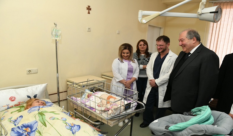 Գյումրիում այս գիշեր 4 երեխա է ծնվել. նախագահը նվերներ է հանձնել ծնողներին