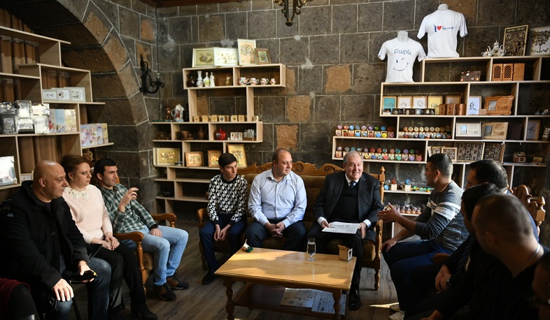 Նախագահը հանդիպել է «Գյումրին մեր տունն է» նախաձեռնության անդամների հետ