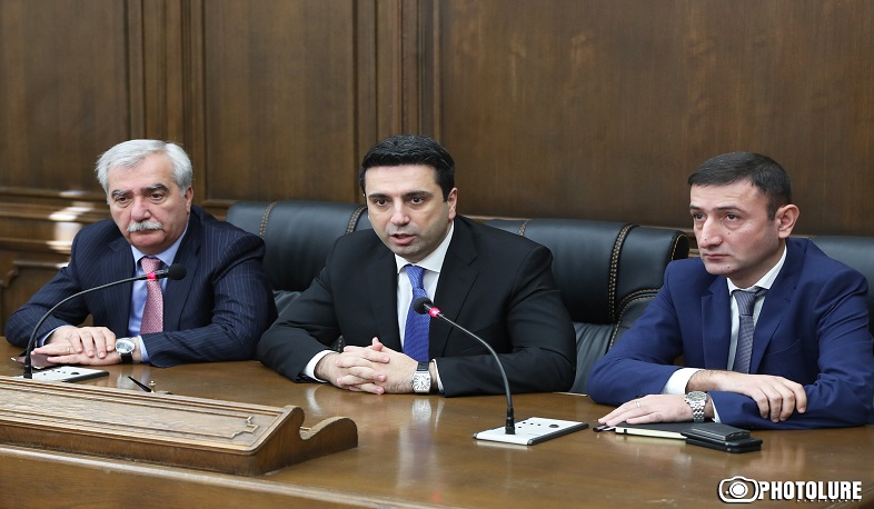 Զսպաշապի՞կ իշխանությանը, թե՞ նախկին համակարգին սպասարկող ՍԴ. ճեպազրույցներ ԱԺ-ում