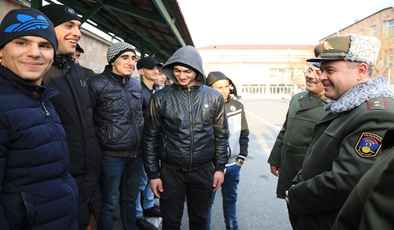 ԳՇ պետը խաղաղ ծառայություն է մաղթել նորակոչիկներին