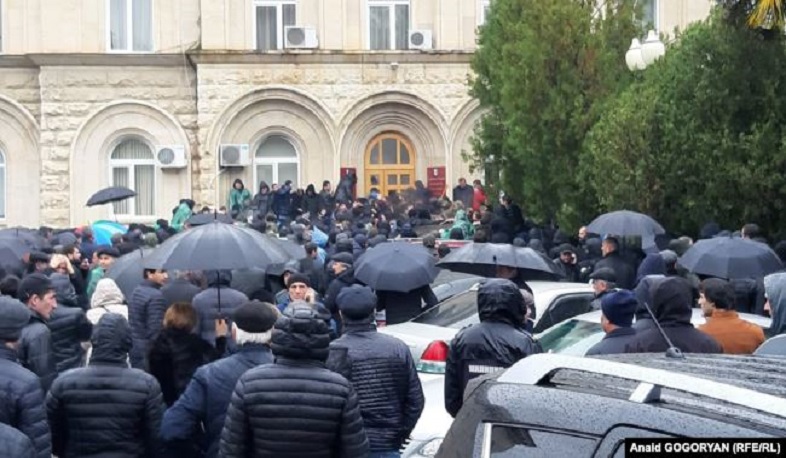 Աբխազիայում ցուցարարները սկսել են գրոհել նախագահի նստավայրը