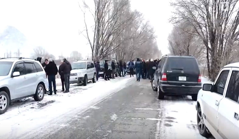 Կառնուտցիները ճանապարհ են փակել