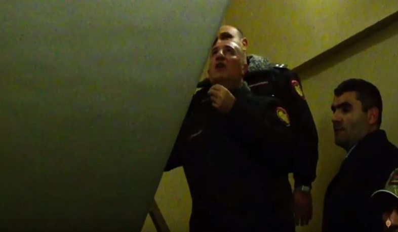 Ոստիկանության պետի պաշտոնակատարը բանակցում է «Էրեբունի պլազա» մուտք գործած զինված անձի հետ. տեսանյութ