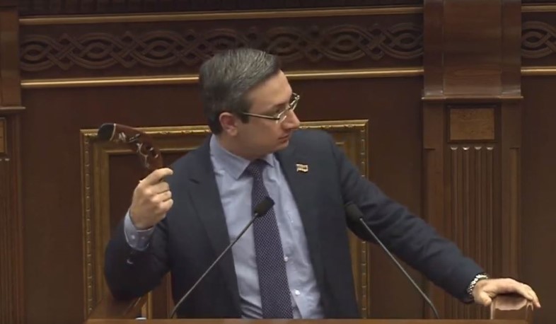 Էս զե՞նք եք բերել Ազգային ժողով. Միրզոյանը՝ Գորգիսյանին