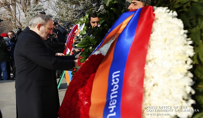 Բանակի օրվա առթիվ վարչապետ Նիկոլ Փաշինյանն այցելել է «Եռաբլուր» պանթեոն