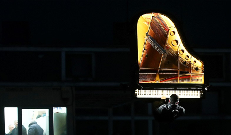 Դաշնակահարը դաշնամուր է նվագել օդում կախված