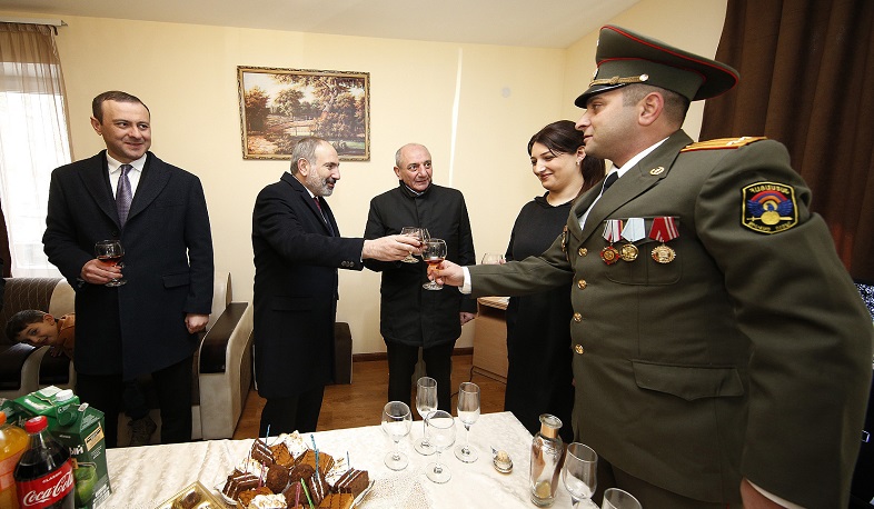 Նիկոլ Փաշինյանը Շահումյանի շրջանում ներկա է եղել սպաների բնակարանամուտի արարողությանը