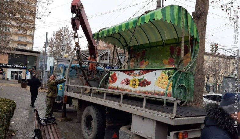 Մայրաքաղաքում ապամոնտաժվել են մետաղյա հովանոցներ