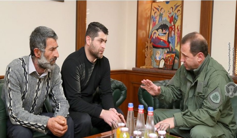 Դավիթ Տոնոյանն ընդունել է մահացած զինծառայող Վահրամ Ավագյանի հարազատներին