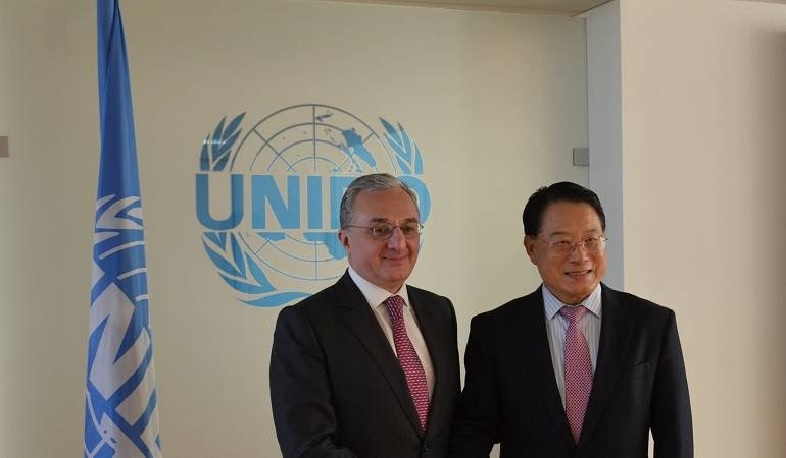 Զոհրաբ Մնացականյանի հանդիպումը Լի Յոնգի հետ