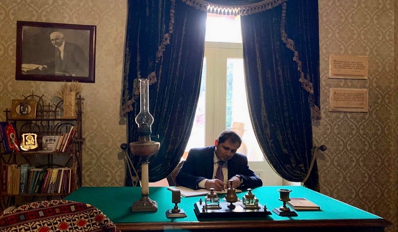 Սուրեն Պապիկյանը՝ Հովհաննես Թումանյանի թիֆլիսյան տանը