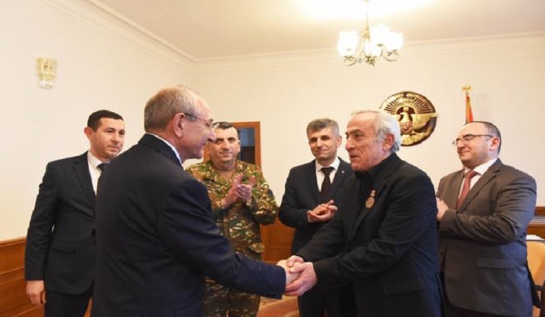 Բակո Սահակյանը պարգևատրել է կինոռեժիսոր Սամվել Թադևոսյանին