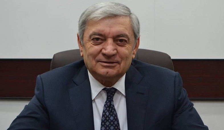 Ֆելիքս Ցոլակյանը գրքեր է նվիրել Արմաշի համայնքային գրադարանին