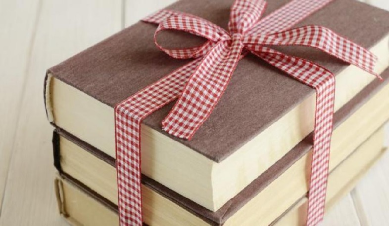 ՀՀ նախագահն ու արտգործնախարարը նույնպես գրքեր են նվիրել