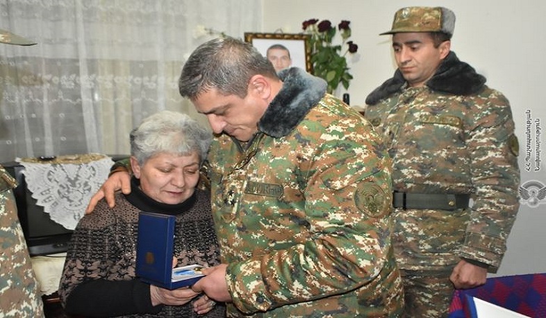 Պետական պարգևները հանձնվել են զոհված զինծառայողների ծնողներին